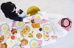 moslim familie hebben iftar avondeten aan het eten datums naar breken feest top visie foto