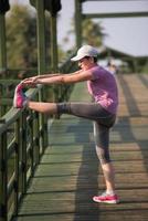 vrouw uitrekken voordat ochtend- jogging foto