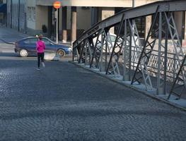 sportief vrouw jogging Aan ochtend- foto