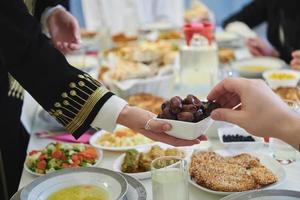 moslim familie beginnend iftar met datums gedurende Ramadan foto