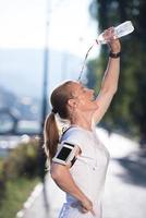 vrouw drinken water na jogging foto