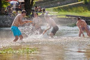 groep van gelukkig vrienden hebben pret Aan rivier- foto