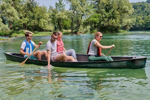 groep avontuurlijk ontdekkingsreiziger vrienden zijn kanoën in een wild rivier- foto