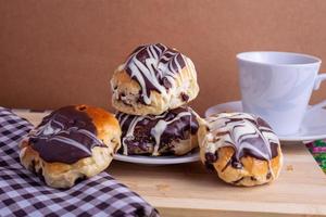 kop van koffie met brioche brood foto