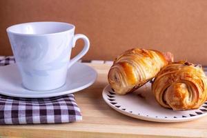 kop van koffie en croissant foto