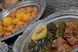 eid mubarak traditioneel Ramadan iftar diner. geassorteerd smakelijk voedsel in authentiek rustiek gerechten Aan houten tafel achtergrond. foto