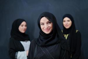 portret van Arabisch Dames vervelend traditioneel kleren of abaya foto