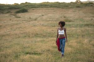 jong zwart vrouw in natuur foto