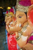 veel heer ganesha ook bekend net zo ganpati in Hindi idolen gehouden in een winkel voordat ganesh chaturthi foto