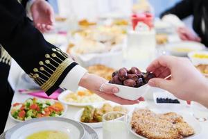 moslim familie hebben iftar avondeten aan het eten datums naar breken feest foto