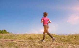 jonge vrouw joggen foto