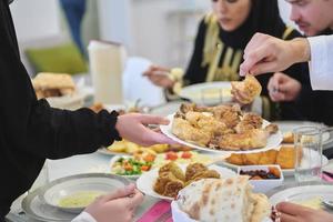 moslim familie hebben iftar samen gedurende Ramadan foto