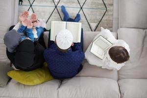 moslim familie lezing koran en bidden Bij huis top visie foto