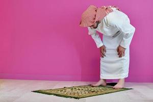 jong moslim Mens bidden salat gedurende Ramadan foto