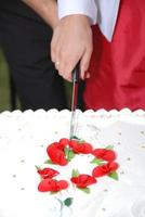 bruiloft taart snijden foto