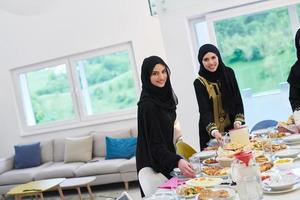 jong moslim Dames voorbereidingen treffen voedsel voor iftar gedurende Ramadan foto