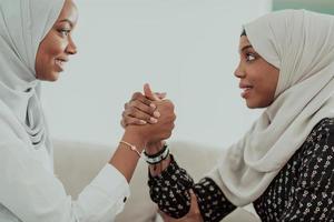 Afrikaanse vrouw arm het worstelen conflict concept, onenigheid en confrontatie vervelend traditioneel Islamitisch hijab kleren. selectief focus foto