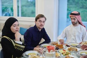 moslim familie hebben iftar samen gedurende Ramadan foto