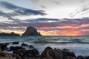 klein houten pier in cala d'hort baai en visie van es vedra eiland, ibiza eiland, Spanje foto