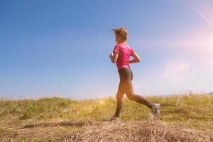 jonge vrouw joggen foto