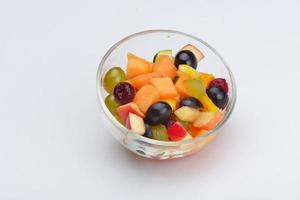 fruit salade Aan wit oppervlakte foto