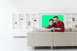 paar knuffelen en ontspannende Aan sofa foto