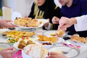 moslim familie hebben een Ramadan feest foto