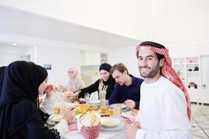 jong Arabisch Mens hebben iftar avondeten met moslim familie foto