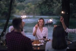 vrienden hebben picknick Frans avondeten partij buitenshuis gedurende zomer vakantie foto