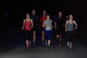 mensen groep jogging Bij nacht foto