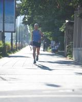 knappe senior man joggen foto