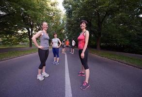 mensen groep joggen foto