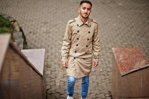 elegant Koeweit Mens Bij loopgraaf jas. foto