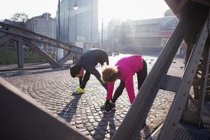 paar opwarmen voor het joggen foto