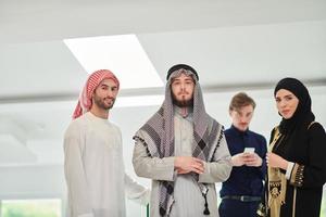 groep portret van moslim zakenlieden en zakenvrouw foto