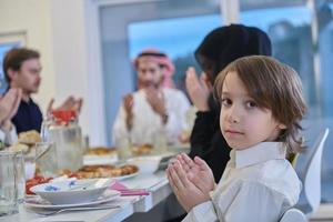 moslim familie maken iftar dua naar breken vastend gedurende Ramadan. foto