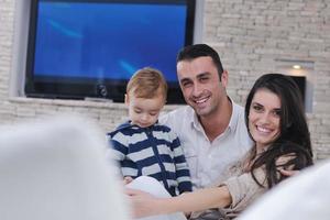 gelukkig jong familie hebben pret Bij huis foto