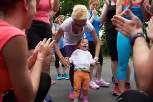 jogging mensen groep hebben pret met baby meisje foto