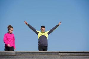 jong paar jogging Aan stappen foto