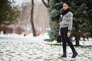 Afrikaanse vrouw slijtage in zwart sjaal houding in winter dag Bij Europa. foto