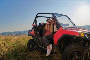 paar genieten van mooi zonnig dag terwijl het rijden een uit weg buggy foto