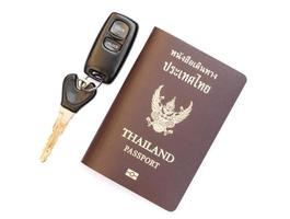 het paspoort van Thailand met autosleutel op wit foto