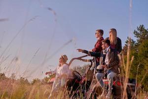 groep jong gelukkig mensen genieten van mooi zonnig dag terwijl het rijden een uit weg buggy auto foto