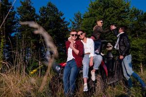 groep van jong mensen het rijden een uit weg buggy auto foto