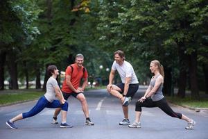 jogging mensen groep uitrekken foto