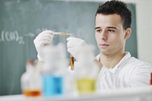 jonge wetenschapper in lab foto