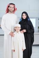 portret van jong gelukkig Arabisch moslim familie foto