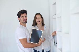 ontspannen jong paar Bij huis trappenhuis foto