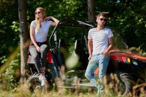 paar genieten van mooi zonnig dag terwijl het rijden een uit weg buggy foto