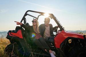 paar genieten van mooi zonnig dag terwijl het rijden een uit weg buggy foto